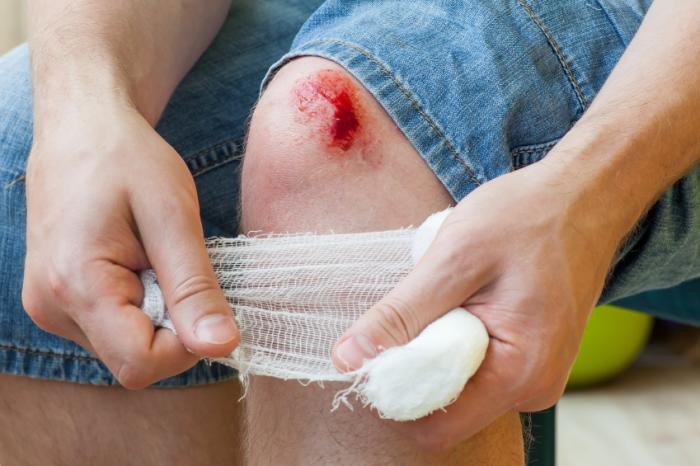 http://medthai.net/wp-content/uploads/2020/12/wound-on-the-knee-being-treated.jpg